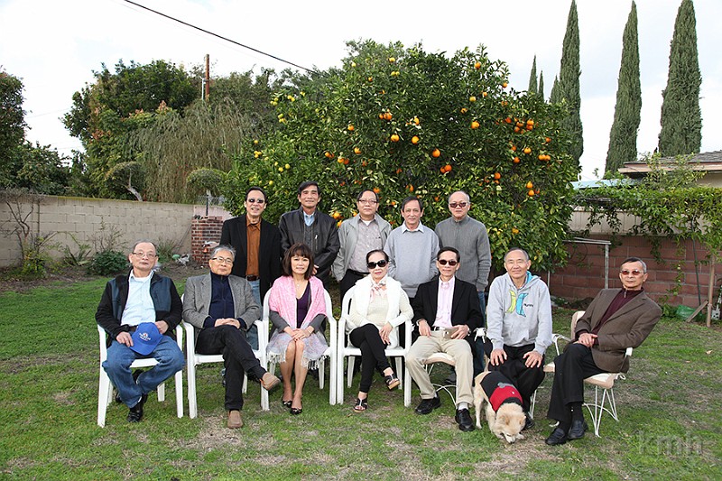 20170101_IMG_1552s.jpg - Bạn bè KMH/HN tại California gặp nhau ngày đầu năm 01-01-2017 tại nhà K3 Đài . Từ trái đứng:   K2 Khôi, K2 Lân, K6 Miên, K3 Đài, K2 Thành . Từ trái ngồi: K1A Thảo,vợ chồng K2 Tấn + Loan, K5 Kiều Nga,  K4 Điền, K1A Triều,  K3 Thuận .