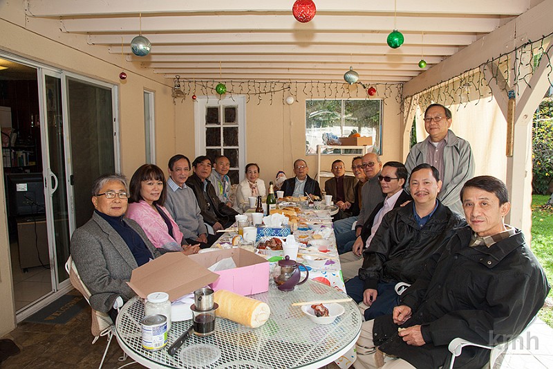 20170101_IMG_1556s.jpg - Bạn bè KMH/HN tại California gặp nhau ngày đầu năm 01-01-2017 tại nhà K3 Đài . Từ trái : vợ chồng K2 Tấn + Loan . K3 Đài, K2 Lân, K1A Triều, K5 Kiều Nga, K1A Thảo, K3 Thuận, K2 Khôi, K2 Thành, K4 Điền, K6 Miên (đứng), em họ Đài K3, K6 Lợi .