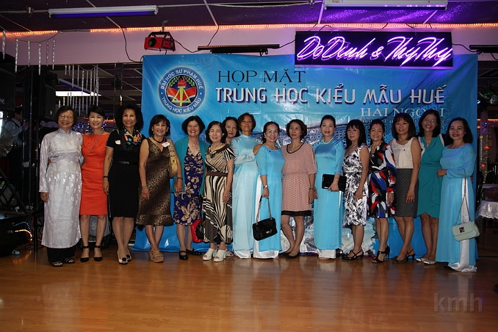 IMG_9357s.jpg - Từ trái: cô Kim Sa,  K3 Thảo M, K2 Hoa, K1A Liên, K1A Lương Y, K1A Ngọc Nhẫn, K4 Ngọc Liễn (VN), K1A Hay, K5 Kiều Nga, K8 Mộng Liên, K7 Hoài Thu, K7 Bích Thủy, Lan (vợ K2 Khôi), Loan ( vợ K2 Tấn), K4 Minh Phương, K9 Ái Liên .