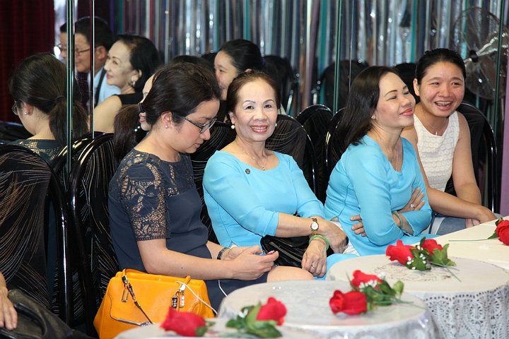 IMG_9385s.jpg - Từ trái: con thầy Kỳ, K5 Kiều Nga, K9 Ái Liên, con thầy Kỳ