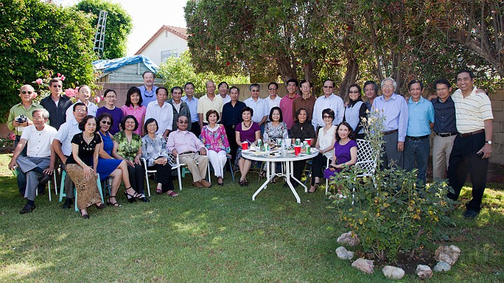 IMG_6942_x900r72.jpg - Từ trái đứng: A. Thuyên ( dôn chị K1A Bích Thúy), K3 Hồ Đăng Thuận, K1A Nguyễn Văn Thảo, K3 Hương Lan ( vợ anh Thảo), K3 Minh Ngọc, Ben (dôn Minh Ngọc), K2 Trần Duy Bàn, K1A Dũng Gà, K4 Lê Tự Vĩnh, K2 Ngô Quốc Thành, K6 Ngô Miên, K1B Lê Đình Châu, K2 Lưu Văn Tấn, K2 Khôi, K11 Khiêm, K4 Ngô Văn Hùng, K4 Trần Văn Bản, chị Thanh ( chị Minh Ngọc), K6 Ngô Quốc Tuấn, thầy Lê Thọ Giáo, K3 Nguyễn Xuân Đài, K3 Nguyễn Hòa Nam, K3 Lê Văn Tân  Từ trái Ngồi: Bạn anh Thảo, K1A Nguyễn Văn Vỹ, K1A Ngọc Nhẫn, K1A Bích Thúy, K1A Lương Y, cô Kim Sa (Toán), thầy Nguyễn Văn Mỹ ( Việt văn), cô Cẩm ( vợ thầy Mỹ), cô Bạch Tuyết ( vợ thầy Lê Thọ Giáo), Lan (vợ Khôi), K1A Tôn Nữ Hay, K3 Thảo M, K1A Cẩm Nhung .