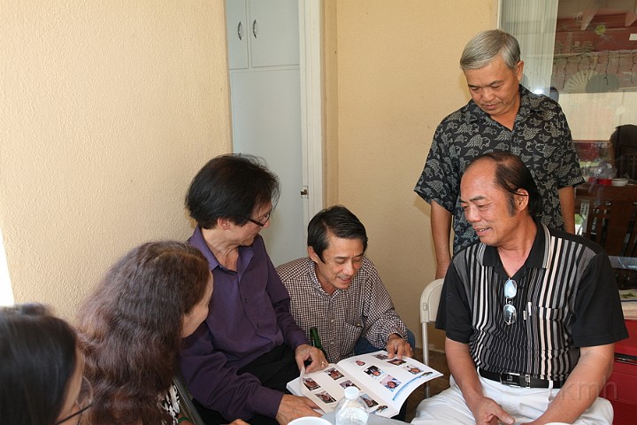 IMG_3786_resize.JPG - Từ trái: Hương Lan K3, Cẩm Nhung K1A, Hùng K4, Lê Quang Lợi K4, Võ Văn Tý K4 (đến từ Vietnam), anh Sơn (anh vợ Tý từ Vietnam)