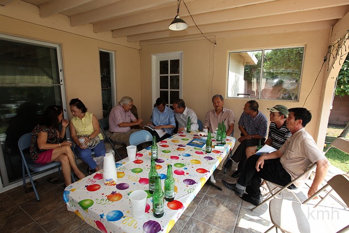 IMG_3787_resize.JPG - Từ trái: Lan( vợ Khôi K2), em anh Vỹ K1A,  thầy Lê Thọ Giáo, Hồ Đăng Thuận K3, thầy Đào Hữu Suyền, Hồ Văn Hơn K1A ( San Diego), Triều K1A, Vĩnh K1A, Hoàng Hồng K1A