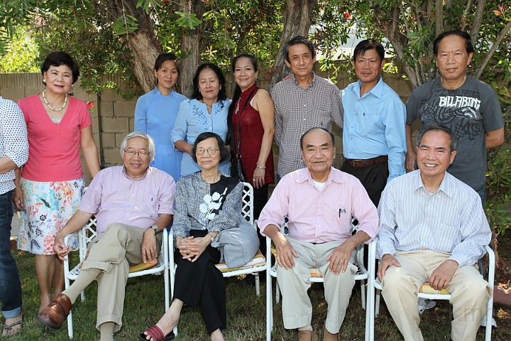 IMG_3800_resize.JPG - Từ trái đứng:  cô Lê Thọ Giáo,  con Trí K6 ( Michigan), vợ Trí K6 ( Vietnam), Huyền Trinh K6, Lợi K6, Huỳnh Hữu Trí K6 ( Vietnam), Bàn K2 .Ngồi: thầy Lê Thọ Giáo, cô Kim Sa, thầy Mỹ, thầy Suyền .