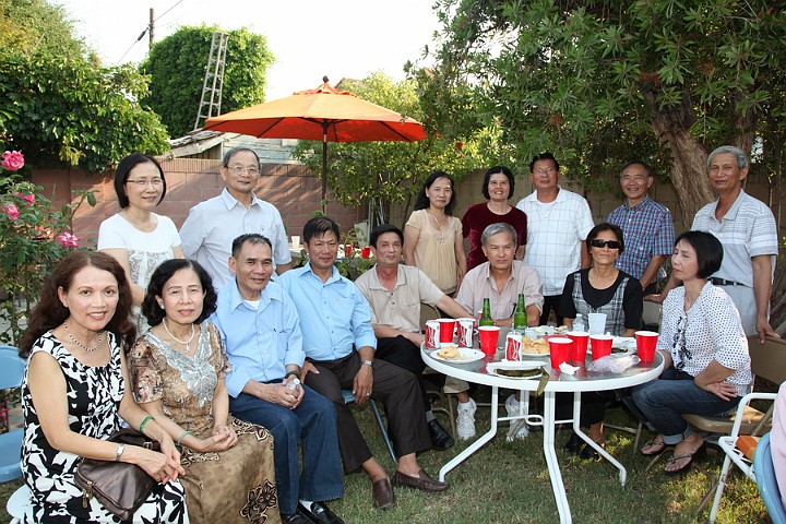 IMG_3870_resize.JPG - Từ trái đứng: Hương Lan K3, Thảo K1A, vợ anh Hồng K1A, Lương Y K1A (San Jose), Vỹ K1A, Triều K1A, chồng Mộng Liên K8 .Ngồi: Cẩm Nhung K1A, Ngọc Nhẩn K1A (San Jose), Dũng Gà K1A, Trí K6 (Vietnam), Hoàng Hồng K1A, Hơn K1A (San Diego), Hay K1A (San Diego), Mộng Liên K1A .