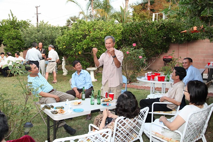 IMG_3945_resize.JPG - Anh Hơn K1A đến Orange County từ San Diego đang kể chuyện hồi đó đó .... rất hăng say .