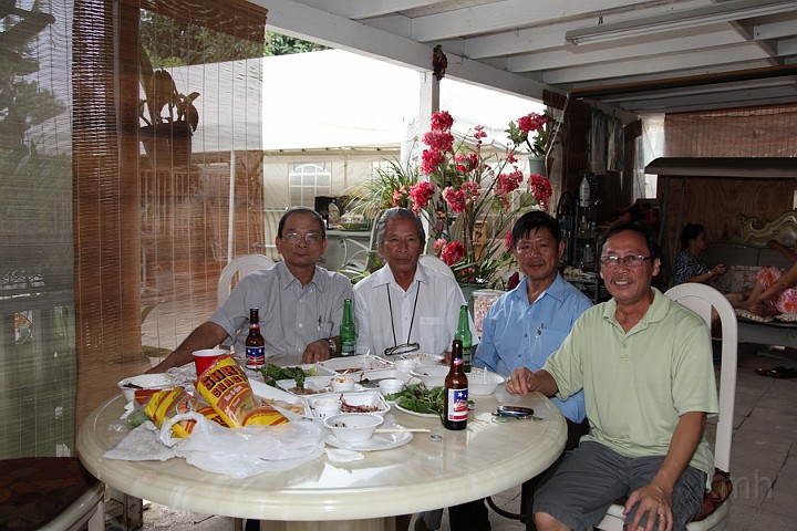 IMG_4004_resize.JPG - Từ trái: Thảo K1A, thầy Nguyễn Ngọc Anh, Trí K6 (Sg), Khôi K2