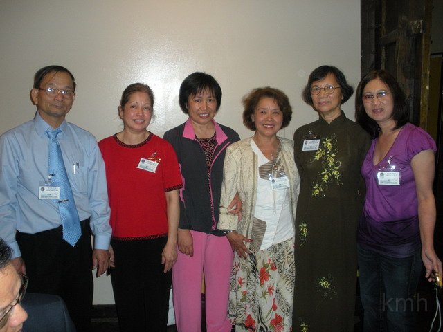 DSCN0810_resize.jpg - Từ trái: Thảo (K1A), Trần Thị Bạch Yến (K7), Trần Thị Bạch Yến (K7) (trùng họ tên), cô Long, cô Kim Sa, Phương Lan (K7)