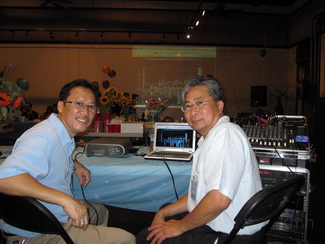 IMG_1466_resize.JPG - Trình chiếu DVD lễ hội kỷ niệm 45 năm tổ chức tại Nam Châu Hội Quán ngày 8-8-2009 do chị Bích Thúy mang qua . Từ trái Khôi (K2), Tấn (K2) 
