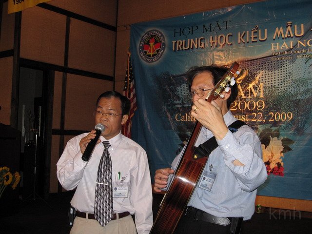 IMG_1511_resize.JPG - Mở đầu phần văn nghệ giải trí, Nguyễn Thạnh (K8) đã tình nguyện lên hát bài "Sương trắng miền quê ngoại "
