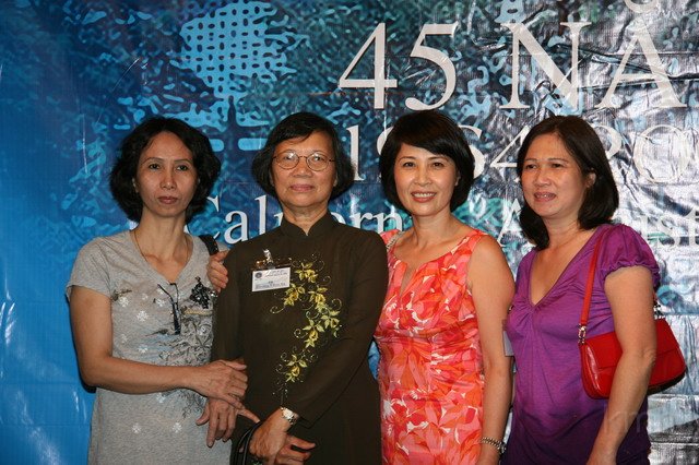 IMG_9293_resize.JPG - Từ trái: Mộng Liên (K8), cô Kim Sa, Thảo M (K3), Phương Lan (K7)