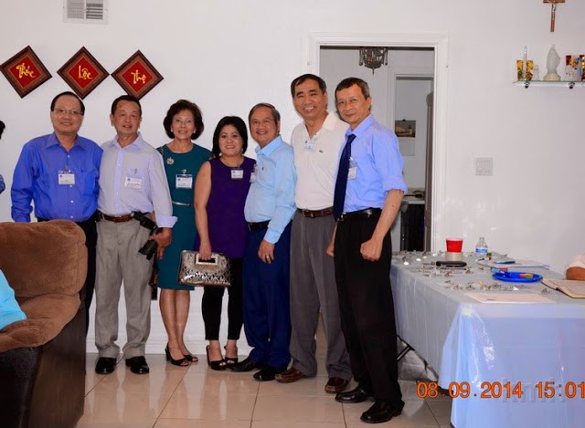 18.jpg - Từ trái: K4 Bảng, vợ chồng K1B Niên, vợ chồng K3 Phát, K3 Tân, K3 Thuận.  Photo: K4 Phan Đình Điền