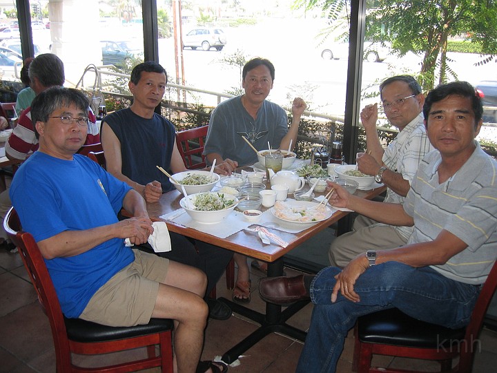 IMG_4039ss.jpg - Sau 1 tuần thứ 7 ngày 07 tháng 07 năm 07 gặp mặt để tổng kết những việc đã làm và sẽ làm . Lúc 2 giờ ăn trưa ở quán Vỹ Dạ: Tấn K2, Thuận K3, Khôi K2, Thảo K1A, Lân K2