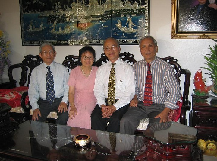 cali2.jpg - Thầy Cô Bằng, thầy Tiên, thầy Long chuẩn bị đi dự họp mặt 50 năm Đại Học Sư Phạm Huế .