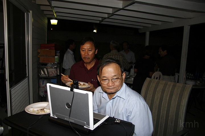 Thao_Khoi.jpg - Khôi K2 và anh Thảo K1A đang nói chuyện online với KMH/Huế