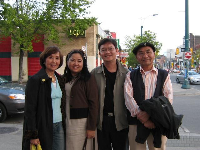 toronto3.jpg - Cô Mỹ, Hải, Nhân K3, thầy Mỹ