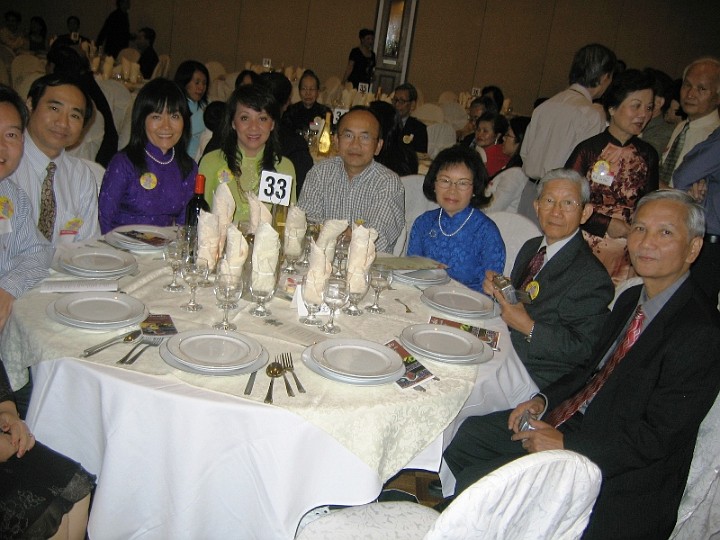 To_Rong_To_14.JPG - Bàn tiệc của gia đình KMH trong đêm Hội 700 Huế - Toronto, Canada