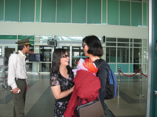 km093.jpg - Ngô Thị Hạnh K3 tặng hoa cô Thanh Huế