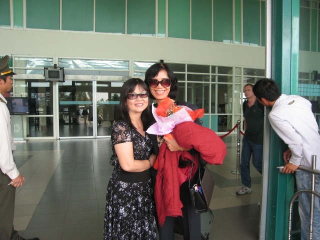 km094.jpg - Ngô Thị Hạnh K3 tặng hoa cô Thanh Huế