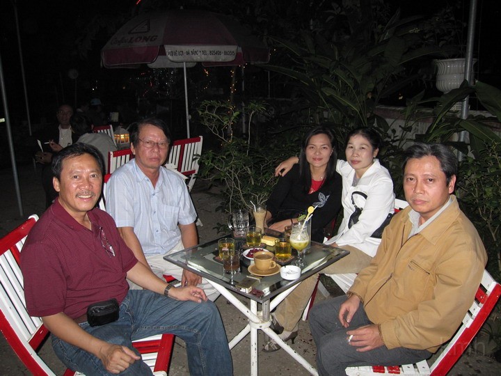 IMG_0519_resize.JPG - Từ trái: Khôi K2, Thanh K1A, chủ quán Cafe, Dung (vợ Dưng), Dưng K4