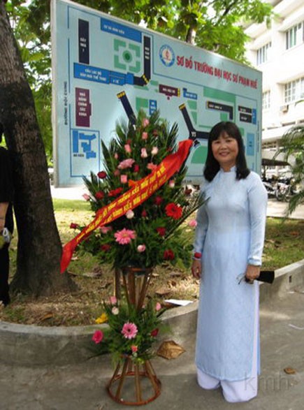 11_Bo_hoa_KMH_HN_va_MC_Ngo_Thi_Hanh_K3.jpg - MC Ngô Thị Hạnh K3 và lẳng hoa chúc mừng từ KMH/HN