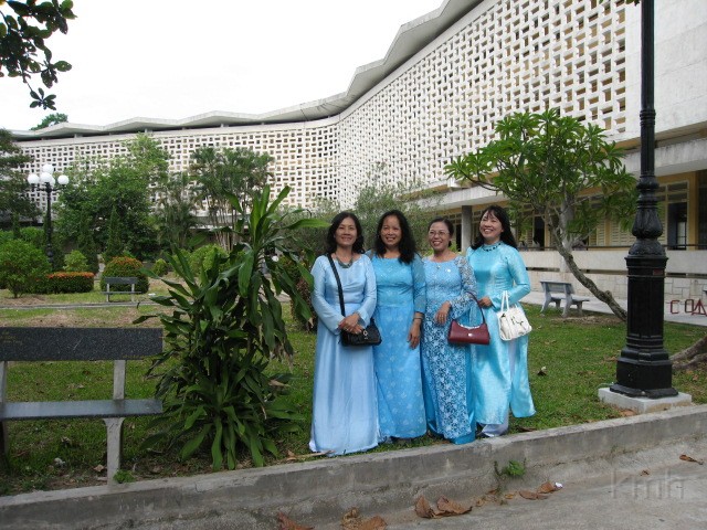 KM_055.jpg - Các cựu nữ sinh hân Hoan trước sân trường
