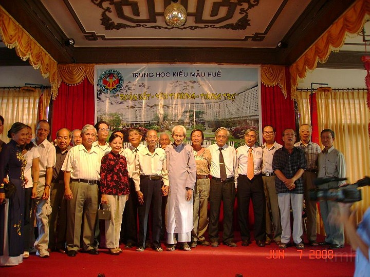 DSC02609.JPG - Các thầy cô và nhân viên chụp hình lưu niệm