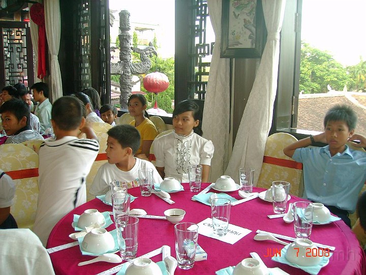 DSC02634.JPG - Các cháu sẽ nhận phần quà khuyến học