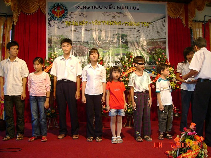 DSC02637.JPG - Các cháu nhận quà khuyến học