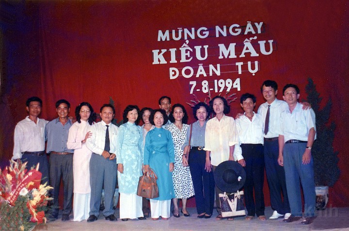 k1s.jpg - Khóa 1A và Khóa 1B -- Trái sang: Lê đức Thiệp K1A, Long K1B,..,Hạnh K1A, Hoa K1B,......,Đặng Tôn K1A,Trương v Thanh K1A, Võ khắc Chắt K1B