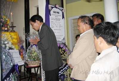 H4_Dai_dien_HS_chia_buon.jpg - Đại diện Học Sinh chia buồn