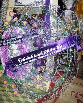 H7_HS_KMH_Hue_phung_dieu.jpg - Vòng hoa phúng điếu của Kiểu Mẫu Huế tại Huế