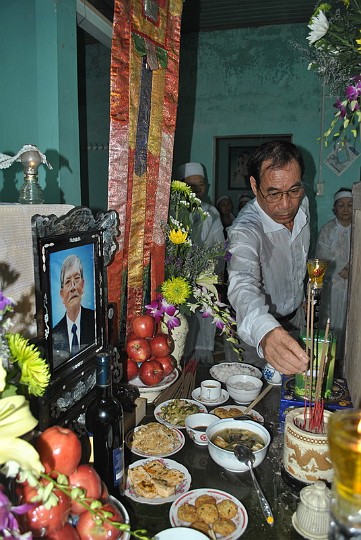 DSC_0478_resize.jpg - Đại diện cho các BLLKMH và các khóa thắp nhang tiển biệt