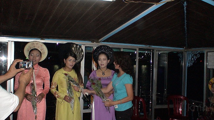 DSC01171.JPG - Cô Ngô Thị Ái Anh tặng hoa cho các cô ca Huế