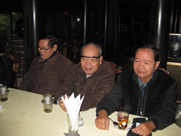 IMG_0349.jpg - Từ trái: thầy Nguyễn Hữu Châu Phan (Sữ Địa),...