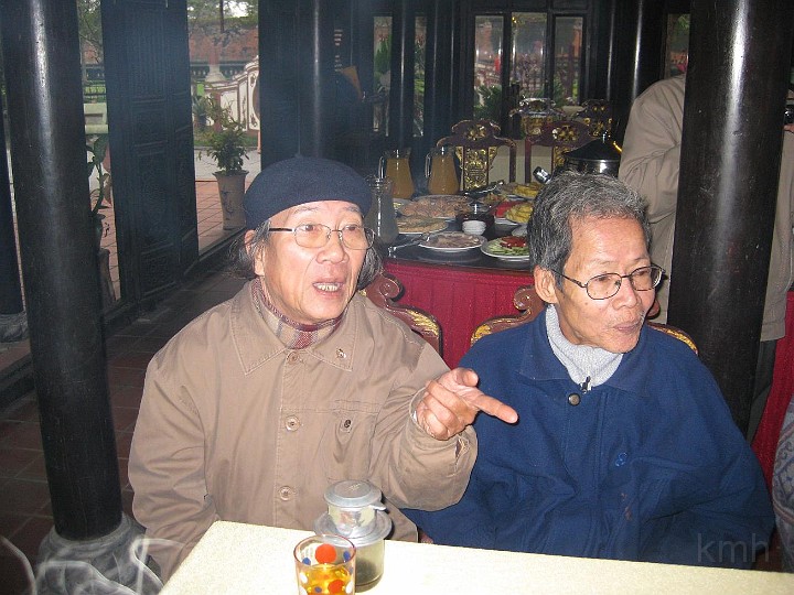 IMG_0350.jpg - Từ trái: Tôn Thất Huyến (nhân viên Văn Phòng),Nguyễn Thúc Đệ (nhân viên Văn Phòng và Thể Dục)
