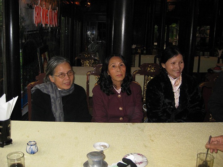 IMG_0379.jpg - Từ trái Cô Cần,...