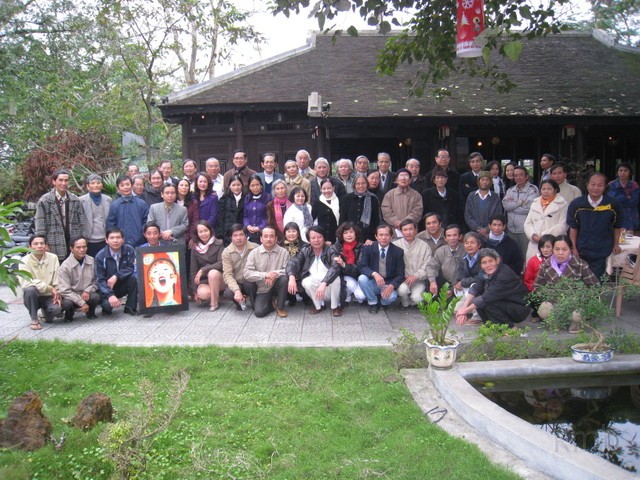 IMG_2136.jpg - Thầy Cô và cựu học sinh KMH Lưu Niệm từ trái hàng trước :    - hàng sau: