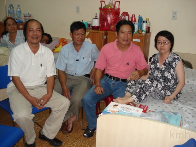 DSC05647.JPG - BLL/KMH/Sg thăm hỏi sức khỏe và tặng quà Cao Thị Ngọc Ánh K8 tại bệnh viện trường Dại học Y Dược . (Saigon 18-3-2008)- Từ trái Tý K4, Trí K6, Định K1A, Ngọc Ánh K8