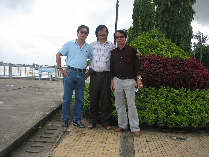 IMG_1056s.jpg - Bùi Quang Kim Định (K1A), Phanxipăng (K9), Trương Văn Thanh (K1A) sáng 29-10-2007 bên bờ sông Tiền, Vĩnh Long