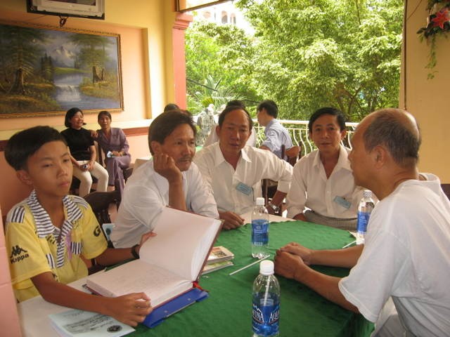 IMG_6301.jpg - Từ trái: 1 em đến nhận học bổng, Bùi Đính k6, Thanh k6, Hiền k5, Huỳnh Huy Việt k6.