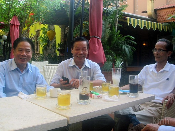 KmhSgCafe2015_h01.jpg - Từ trái: K1A Bùi Quang Kim Định, K1A Trần Đình Tăng, thầy Mai Duy Trung