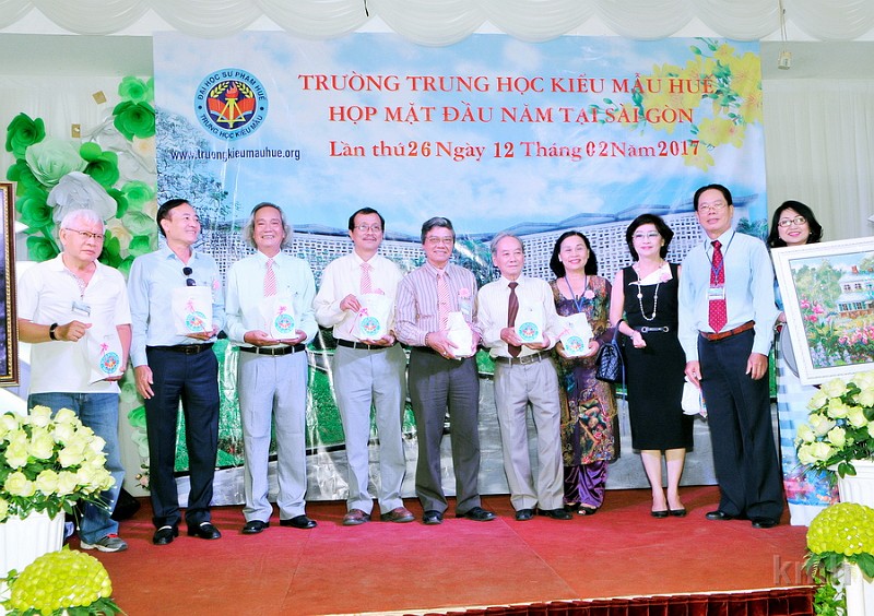 HPP_8503s.jpg - Tặng quà đại diện trường bạn trước đây tại Huế ( Quốc Học , Đồng Khánh, Hàm Nghi, Nguyễn Tri Phương ... )