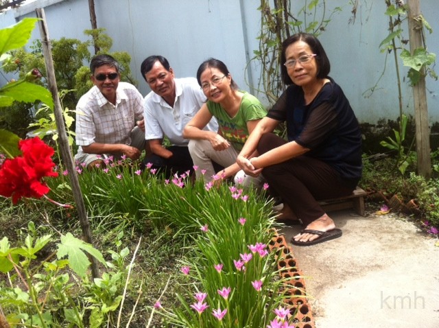 K1AMinhTue_h2.jpg - Hình lưu niệm tại nhà chị Minh Tuệ . Từ trái: K1A Lê VănDũng, K1A NGuyễn Đăng Uynh, K1A, Phan Thị Hương, K1A Cao Thị Minh Tuệ