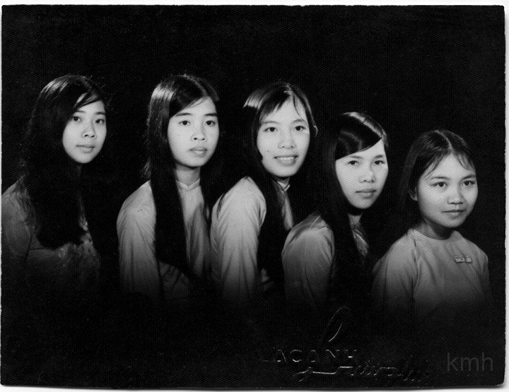 K1b-01s.jpg - K1B hình lưu niệm hè 1970, từ trái: Niên, Bùi, Thanh Trà, Nga, Hòa