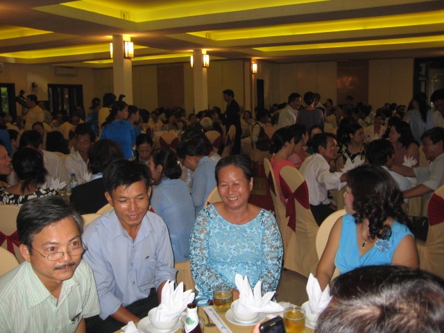 IMG_1355.jpg - Từ trái,: Trần Đình Tuân 6/4, Đặng Lộc 6/5 , Trần Thị Song 6/5