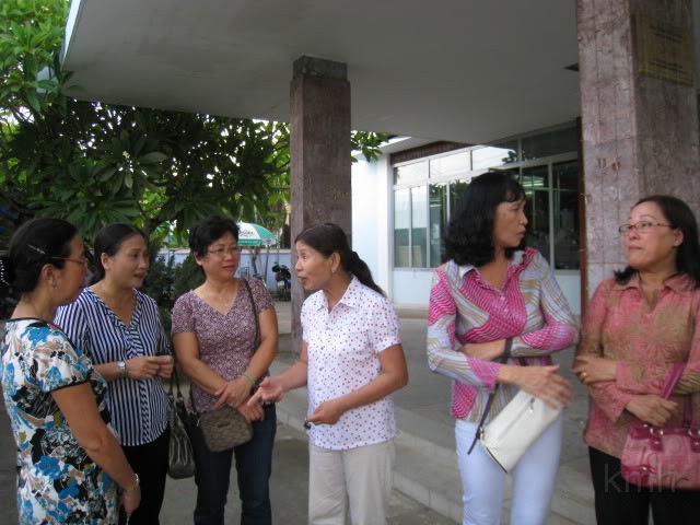 IMG_0010-2.jpg - Từ trái: Thơ Thơ, Minh, Xuân Hồng, Minh Nguyệt, Phong Hằng, Mỹ