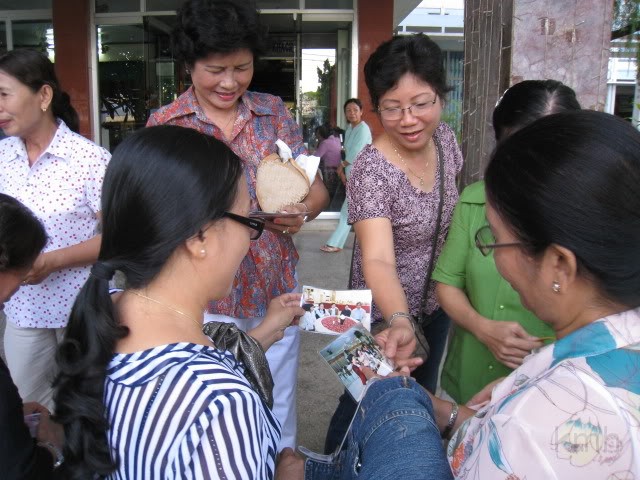 IMG_0022-2.jpg - Từ trái: Minh, Minh Nguyệt,Hương Cúc, Xuân Hồng, Như Ý, Kim Trang