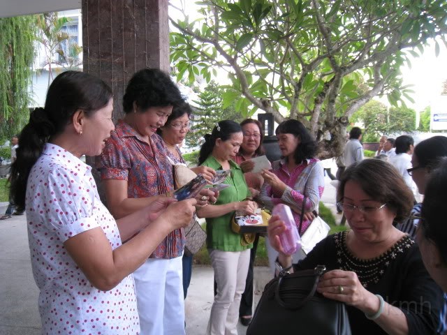 IMG_0023-4.jpg - Từ trái: Minh Nguyệt,Hương Cúc, Xuân Hồng, Như Ý, Mỹ, Phong Hằng