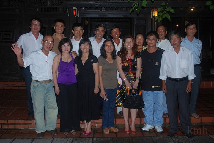 MaiHuongMaiDung_va_cacbanKMHHue_1.jpg - Khách sạn Thành Nội tối 23-5-2009: Sau từ trái: Trương Văn Thanh K1A, Lê Văn Dũng K7, Lê Quang Hùng K3, Trần Dũng K7, Phan Hùng K7, ?, ?, Lê Tự Hạnh K7 - Trước từ trái: Lê Phước K3, Mai Hương K3, Ngô T Hạnh K3, ?, Mai Dung K7, Đặng Hữu Hùng K7, Hùng K7